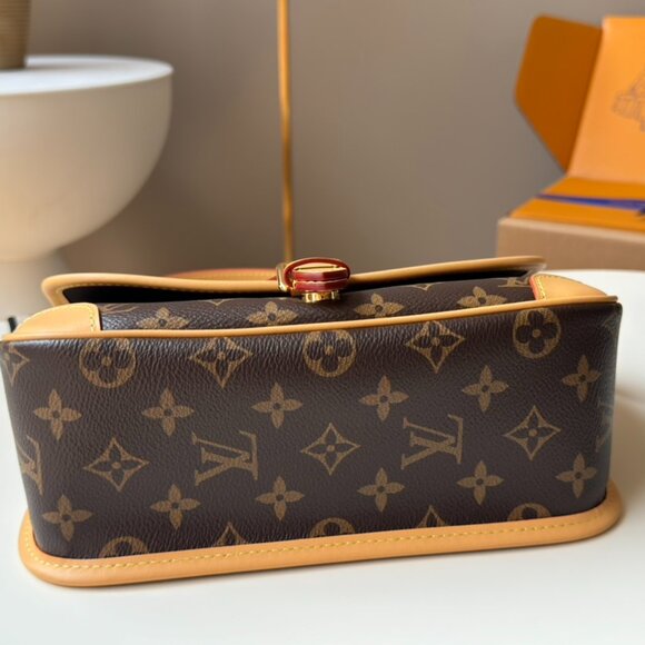 Louis Vuitton Monogram Diane PM M46049 Shoulder Bag - Picture 3 of 9